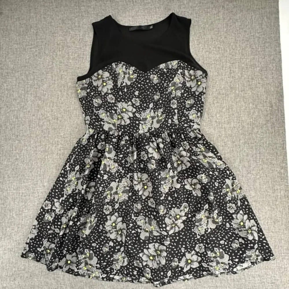 Eric + Lani Floral Dress Fit & Flare Black Gray Sleeveless Large Juniors Lined‎